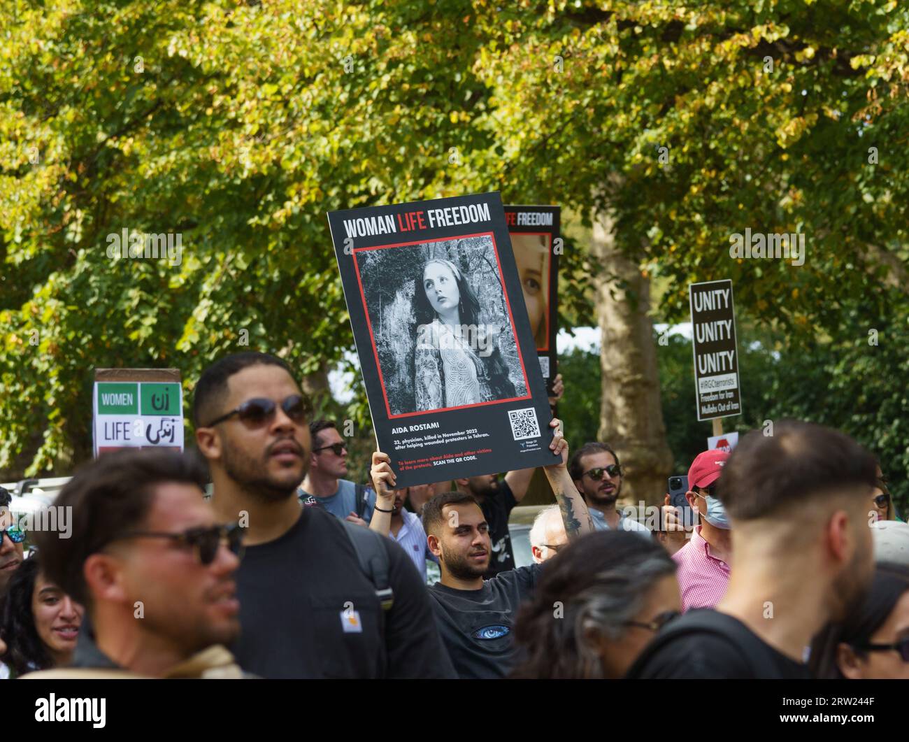 Londres, 16 septembre 2023. Les protestataires POUR LA LIBERTÉ DE VIE DES FEMMES célèbrent l’anniversaire de la mort de Mahsa Amini, une journaliste iranienne arrêtée par la police de la moralité à Téhéran pour ne pas porter le hijab « correctement », et décédée en détention dans une prison iranienne. Des rassemblements mondiaux sont organisés dans toutes les villes du monde pour montrer leur solidarité avec le peuple iranien qui souffre de l'oppression et de l'injustice aux mains du régime de la République islamique et de ses forces de sécurité. Bridget Catterall AlamyLiveNews. Banque D'Images