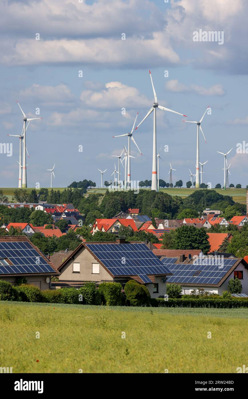 21.06.2023, Allemagne, Rhénanie du Nord-Westphalie, Lichtenau - Parc éolien dans le village de Lichtenau. Le parc éolien est un projet de vitrine important pour cli Banque D'Images