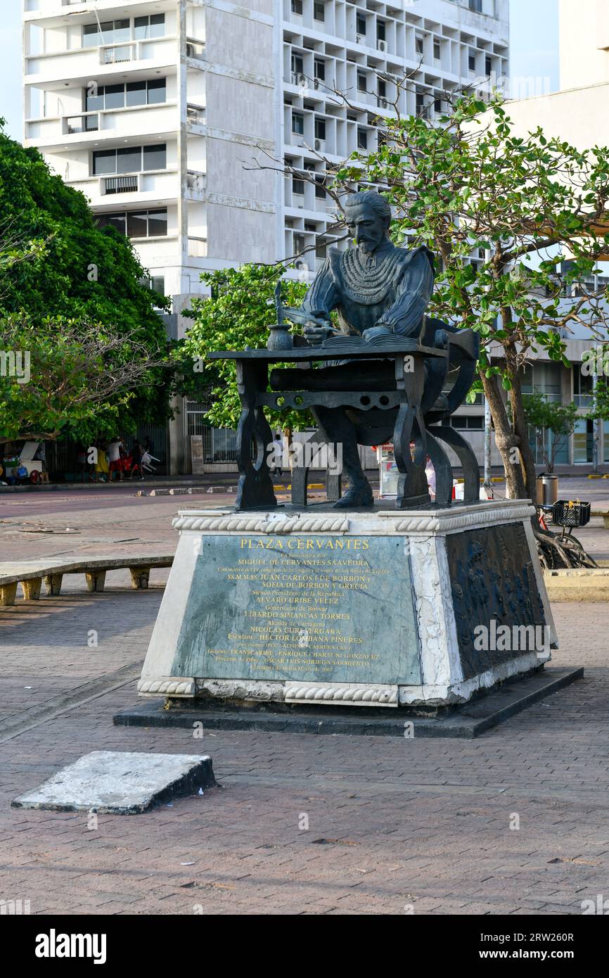 Cartagena, Colombie - 17 avril 2022 : Plaza Cervantes, statue de Miguel de Cervantes Saavedra, Cartagena, Colombie. Banque D'Images