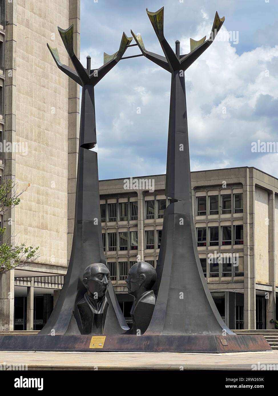 Medellin, Colombie - 15 avril 2022 : monument en hommage aux docteurs Guillermo Gaviria et Gilberto Echeverri, situé sur la place Alpujarra à Mede Banque D'Images
