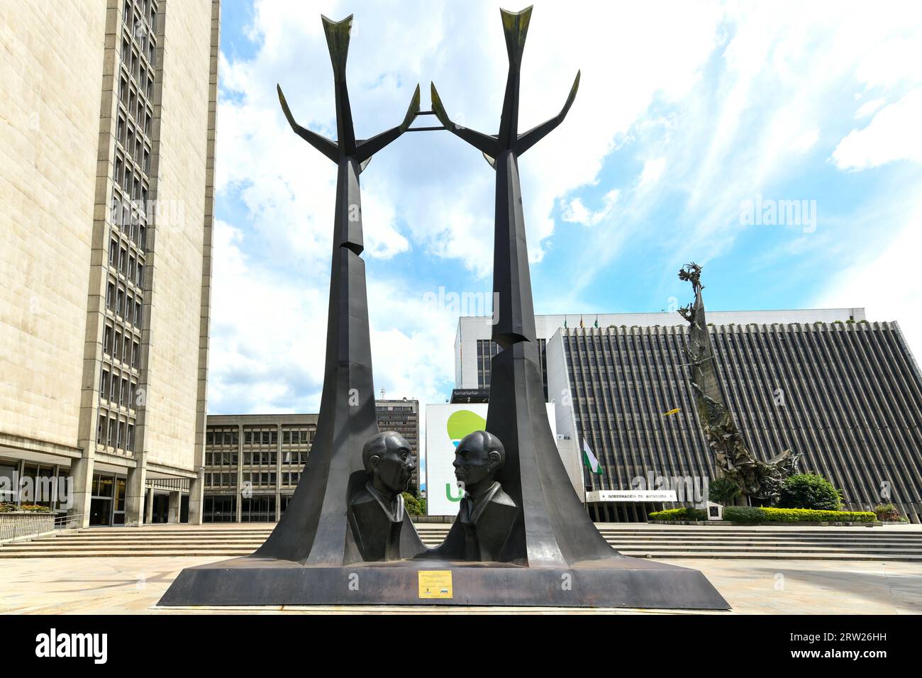 Medellin, Colombie - 15 avril 2022 : monument en hommage aux docteurs Guillermo Gaviria et Gilberto Echeverri, situé sur la place Alpujarra à Mede Banque D'Images