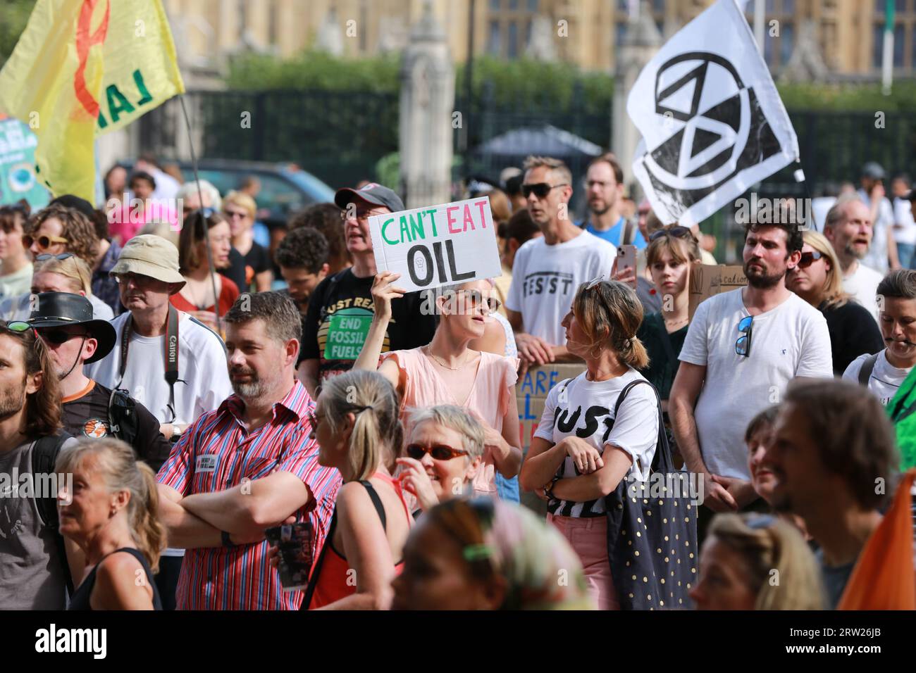 Londres, Royaume-Uni. 16 septembre 2023. Les militants pour le climat extinction Rebellion et de nombreuses autres organisations ont organisé la marche dans le cadre de la campagne internationale « lutte mondiale pour mettre fin aux combustibles fossiles ». Les manifestants appellent à mettre fin à la combustion des combustibles fossiles qui réchauffent la planète alors que la planète souffre de conditions météorologiques extrêmes dramatiques et d’une chaleur record. Des manifestations sous le slogan "lutte mondiale pour mettre fin aux combustibles fossiles" ont lieu dans des dizaines de pays à travers le monde et dureront tout au long du week-end. Crédit : Waldemar Sikora / Alamy Live News Banque D'Images