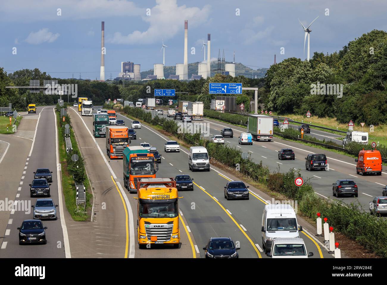 07.08.2023, Allemagne, Rhénanie du Nord-Westphalie, Bottrop - trafic aux heures de pointe, de nombreux camions sur l'autoroute A2, centrale à charbon uniper à Gelsenkirch Banque D'Images