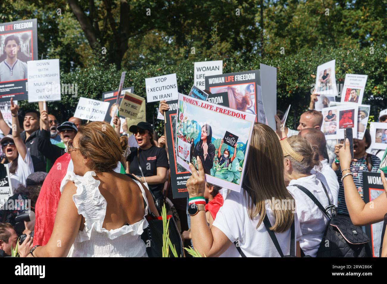 Londres, 16 septembre 2023. Les protestataires POUR LA LIBERTÉ DE VIE DES FEMMES célèbrent l'anniversaire de la mort de Mahsa Amini, une journaliste iranienne arrêtée par la police de la moralité à Téhéran pour ne pas porter de hijab, et décédée en détention dans une prison iranienne. Des rassemblements mondiaux sont organisés dans toutes les villes du monde pour montrer leur solidarité avec le peuple iranien qui souffre de l'oppression et de l'injustice aux mains du régime de la République islamique et de ses forces de sécurité. Bridget Catterall AlamyLiveNews. Banque D'Images