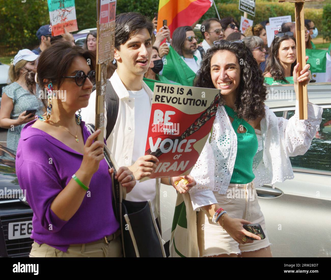 Londres, 16 septembre 2023. Les protestataires POUR LA LIBERTÉ DE VIE DES FEMMES célèbrent l'anniversaire de la mort de Mahsa Amini, une journaliste iranienne arrêtée par la police de la moralité à Téhéran pour ne pas porter de hijab, et décédée en détention dans une prison iranienne. Des rassemblements mondiaux sont organisés dans toutes les villes du monde pour montrer leur solidarité avec le peuple iranien qui souffre de l'oppression et de l'injustice aux mains du régime de la République islamique et de ses forces de sécurité. Bridget Catterall AlamyLiveNews. Banque D'Images