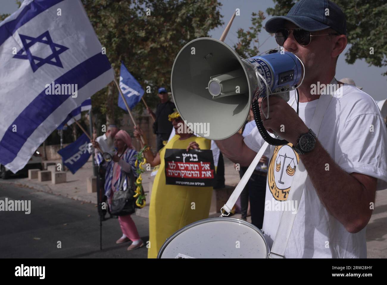 Des manifestants pro-gouvernementaux de droite chantent des slogans lors d'une manifestation en faveur du plan de réforme judiciaire du gouvernement israélien devant la Cour suprême alors que quinze juges de la Cour suprême se réunissent pour entendre des pétitions contre le « projet de loi sur le caractère raisonnable » du gouvernement le 12 septembre 2023 à Jérusalem, en Israël. La norme de la décision raisonnable est une doctrine de common law qui permet aux tribunaux de procéder à des contrôles judiciaires de décisions administratives gouvernementales qui vont bien au-delà de ce que ferait une autorité raisonnable et responsable. Banque D'Images