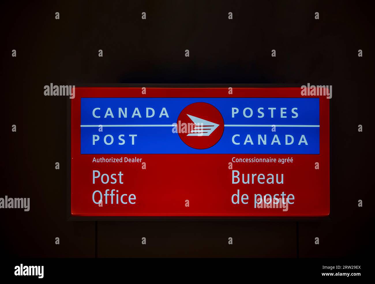 Bannière de POSTE CANADA au point de vente DU bureau de poste en anglais et en français. Les bureaux de postes Canada sont présents à 6 000 postes partout au Canada. Halifax, N.-É Banque D'Images