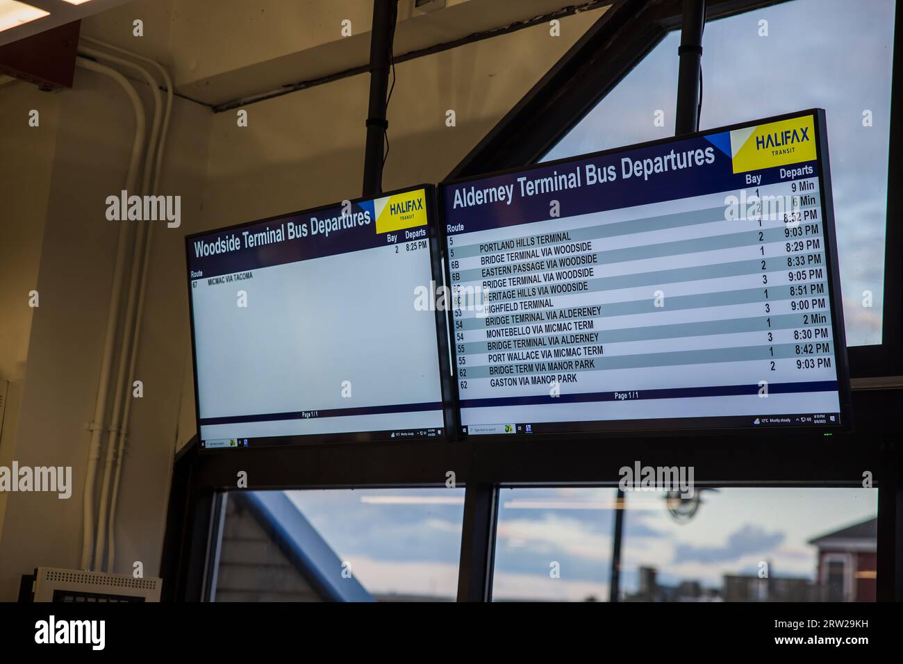 Les horaires du Halifax bus Transit sont affichés sur un tableau d'information géant. Heures de départ du transport régional par autobus de Halifax. HALIFAX, NOUVELLE-ÉCOSSE, CANADA Banque D'Images