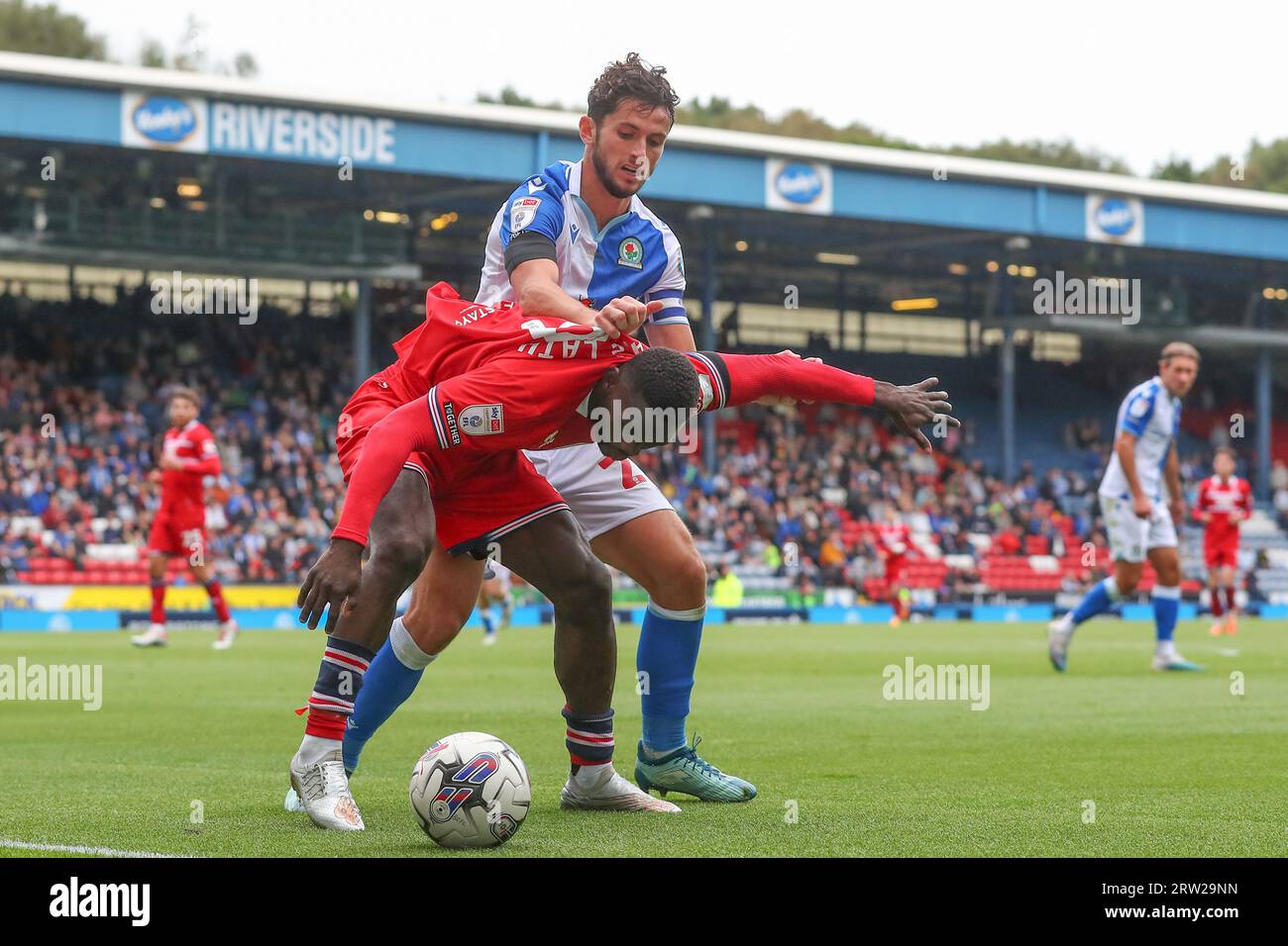 Emmanuel Latte Lath #9 de Middlesbrough retient Lewis Travis #27 de Blackburn Rovers lors du Sky Bet Championship Match Blackburn Rovers vs Middlesbrough à Ewood Park, Blackburn, Royaume-Uni, le 16 septembre 2023 (photo de Gareth Evans/News Images) Banque D'Images