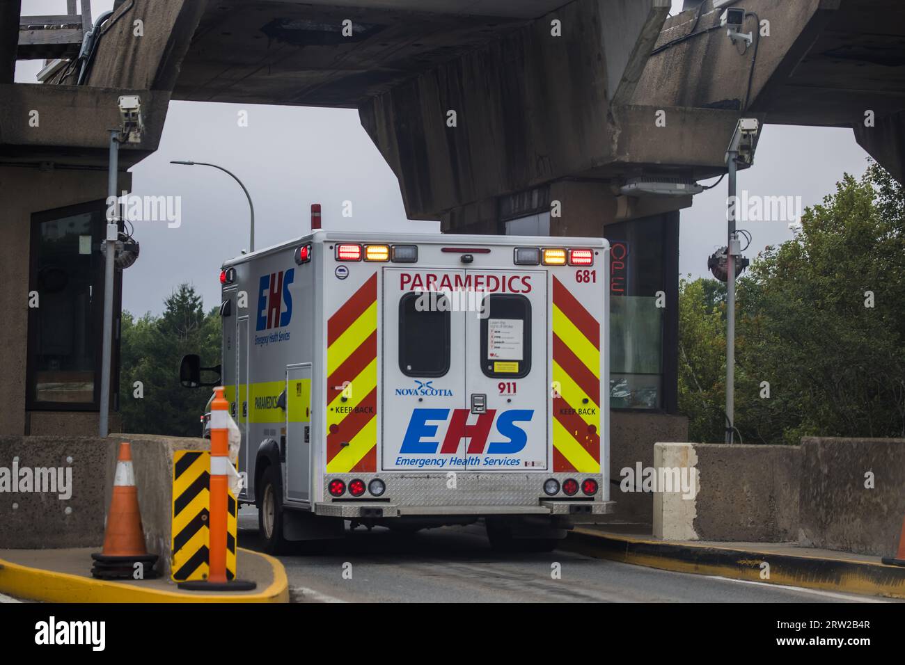 Intervenants EHS du Service de santé d'urgence paramédical intervenant en cas d'incident d'urgence et aidant un patient. Ambulance EMR en service. HALIFAX, N.-É Banque D'Images Intervenants EHS du Service de santé d'urgence paramédical intervenant en cas d'incident d'urgence et aidant un patient. Ambulance EMR en service. HALIFAX, N.-É Banque D'Images