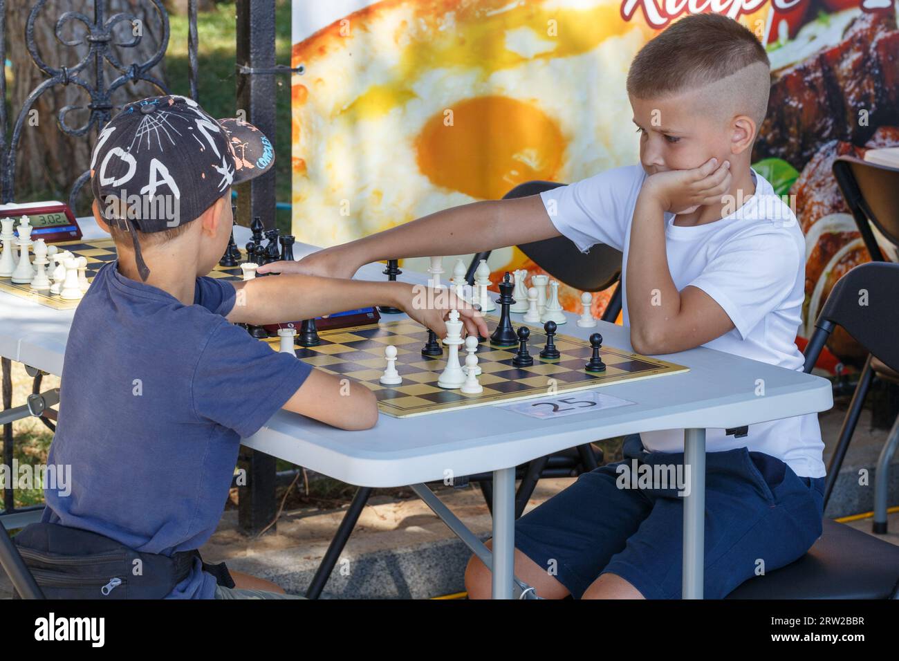 Enfants jouant aux échecs lors d'un tournoi dédié à la Journée de la ville de Yalta Banque D'Images