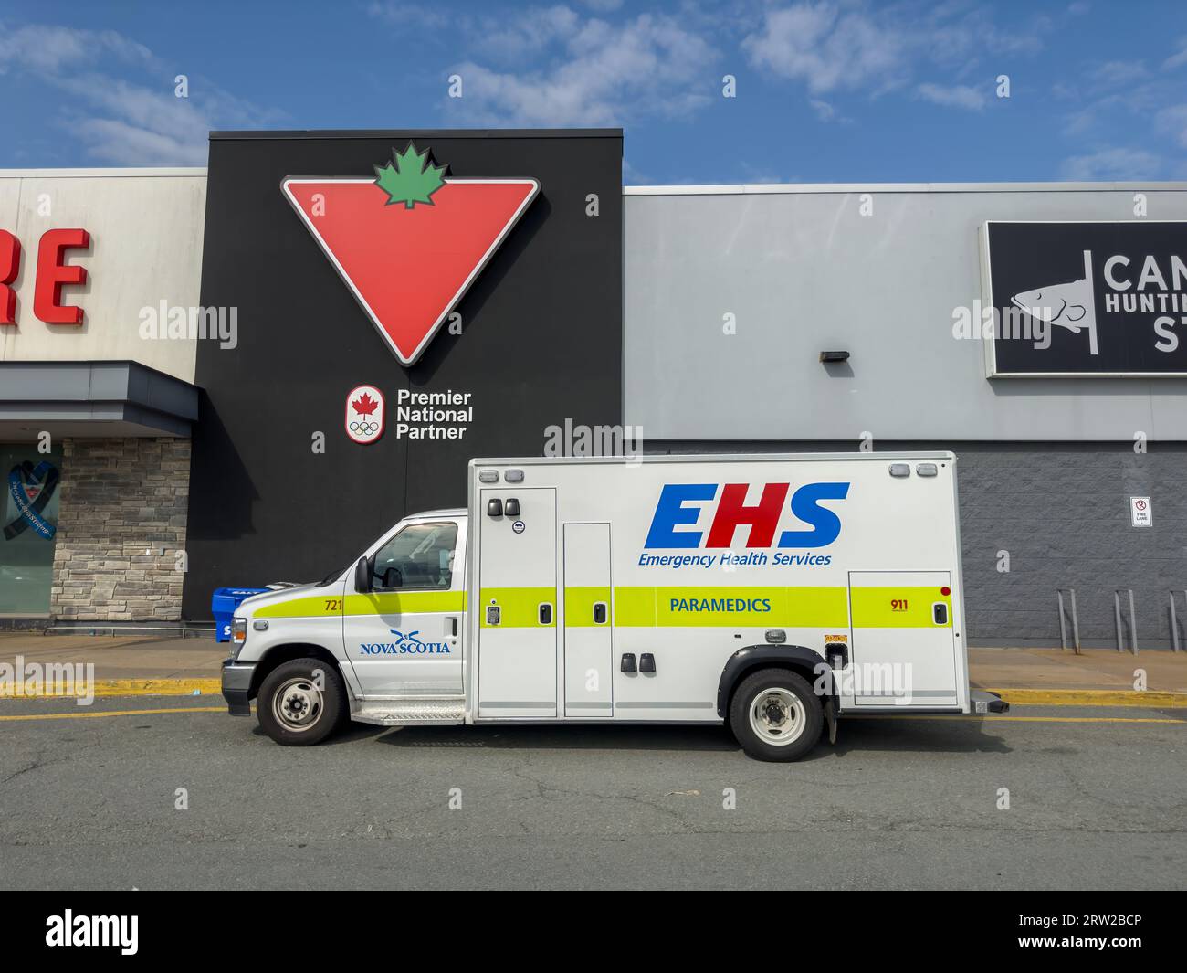Intervenants EHS du Service de santé d'urgence paramédical intervenant en cas d'incident d'urgence et aidant un patient. Ambulance EMR en service. HALIFAX, N.-É Banque D'Images Intervenants EHS du Service de santé d'urgence paramédical intervenant en cas d'incident d'urgence et aidant un patient. Ambulance EMR en service. HALIFAX, N.-É Banque D'Images