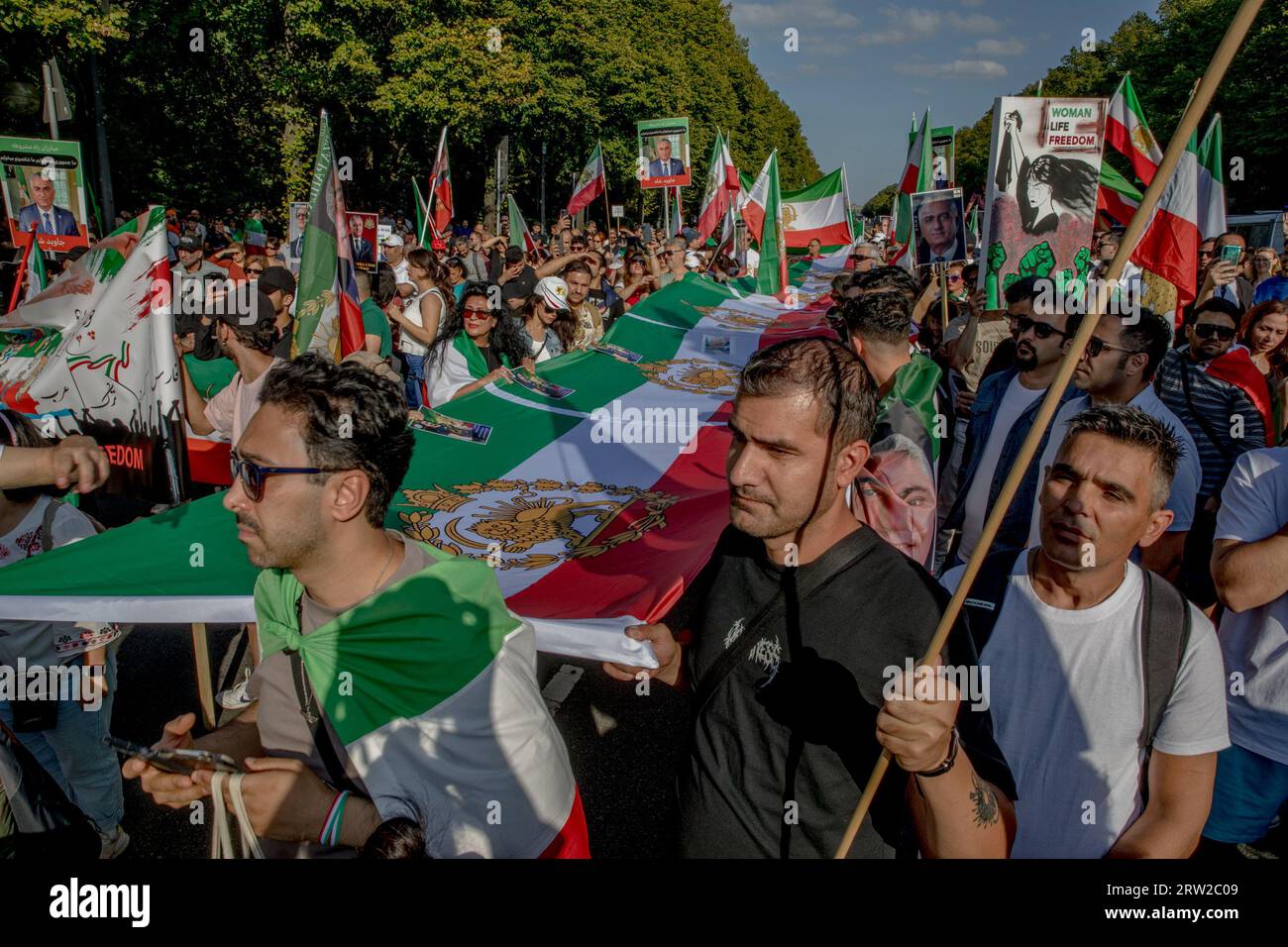 Berlin, Allemagne. 16 septembre 2023. La zone autour de l'emblématique colonne de la victoire de Berlin était une mer de manifestants le 16 septembre 2023 ; beaucoup ont conservé en altitude des images de Reza Pahlavi, le prince héritier d'Iran. Cette rencontre marquait le premier anniversaire de la mort tragique de Mahsa Amini, une iranienne de 22 ans morte sous la garde de la police de la moralité iranienne. Reza Pahlavi, le fils exilé du dernier shah iranien, a été un critique virulent du régime iranien. (Photo de Michael Kuenne/PRESSCOV/Sipa USA) crédit : SIPA USA/Alamy Live News Banque D'Images