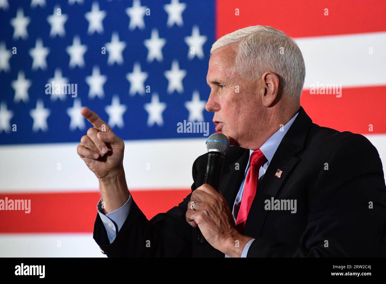 Bedford, N.H., États-Unis, 5 août 2023 : l'ancien vice-président Mike Pence parle devant un grand drapeau américain, Andrew Cline. Banque D'Images