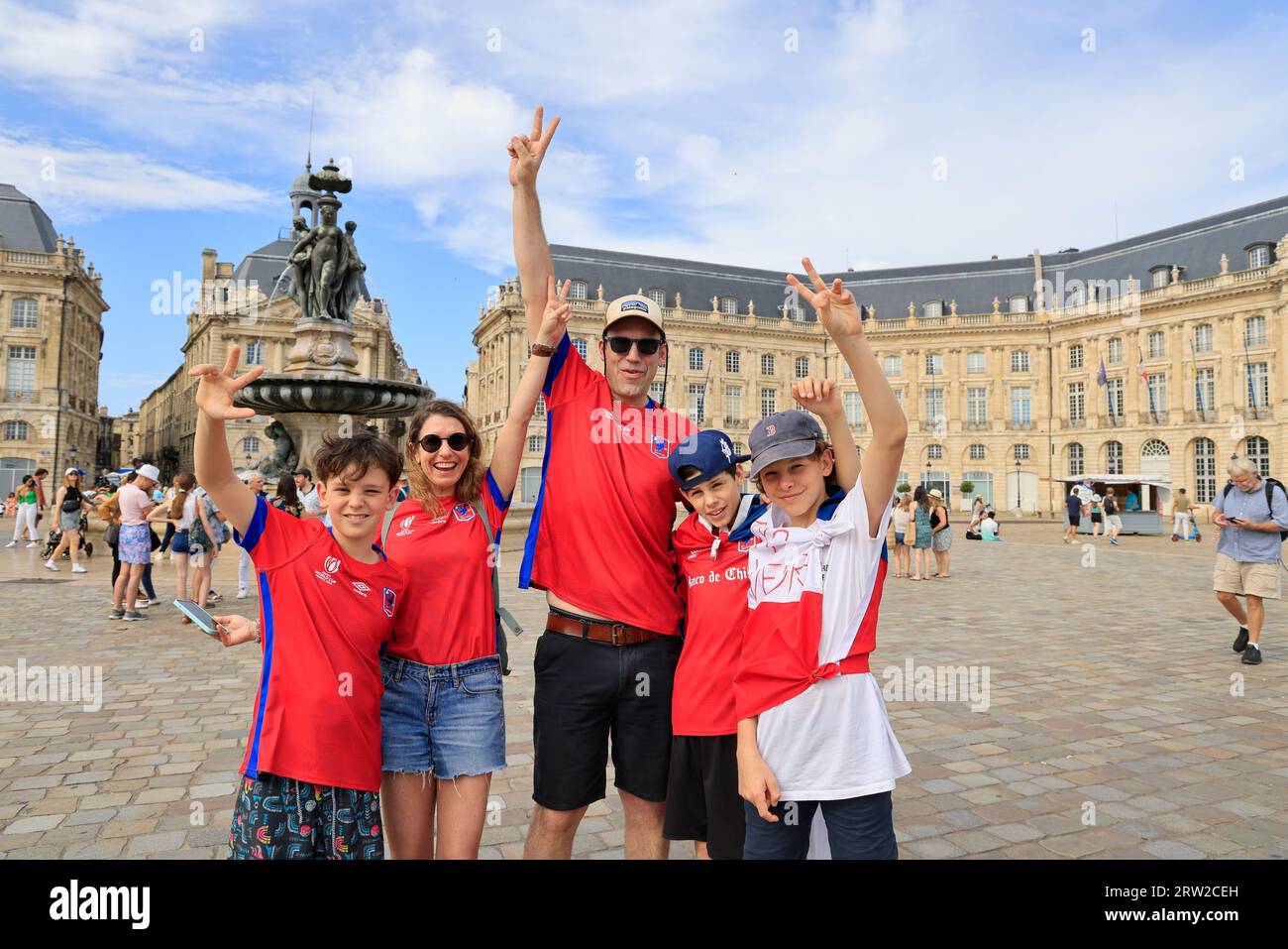 Bordeaux, France. 16 septembre 2023. Journées européennes du patrimoine et coupe du monde de rugby 2023. Fans de rugby du Chili (en rouge), Patagonie, Samoa, France, pays de Galles, Canada... Visitez le magnifique patrimoine architectural de Bordeaux avant d'assister au match de la coupe du monde de rugby Chili-Samoa au stade de Bordeaux. Bordeaux, France, Europe. Photo Hugo Martin/Alamy Live News. Banque D'Images