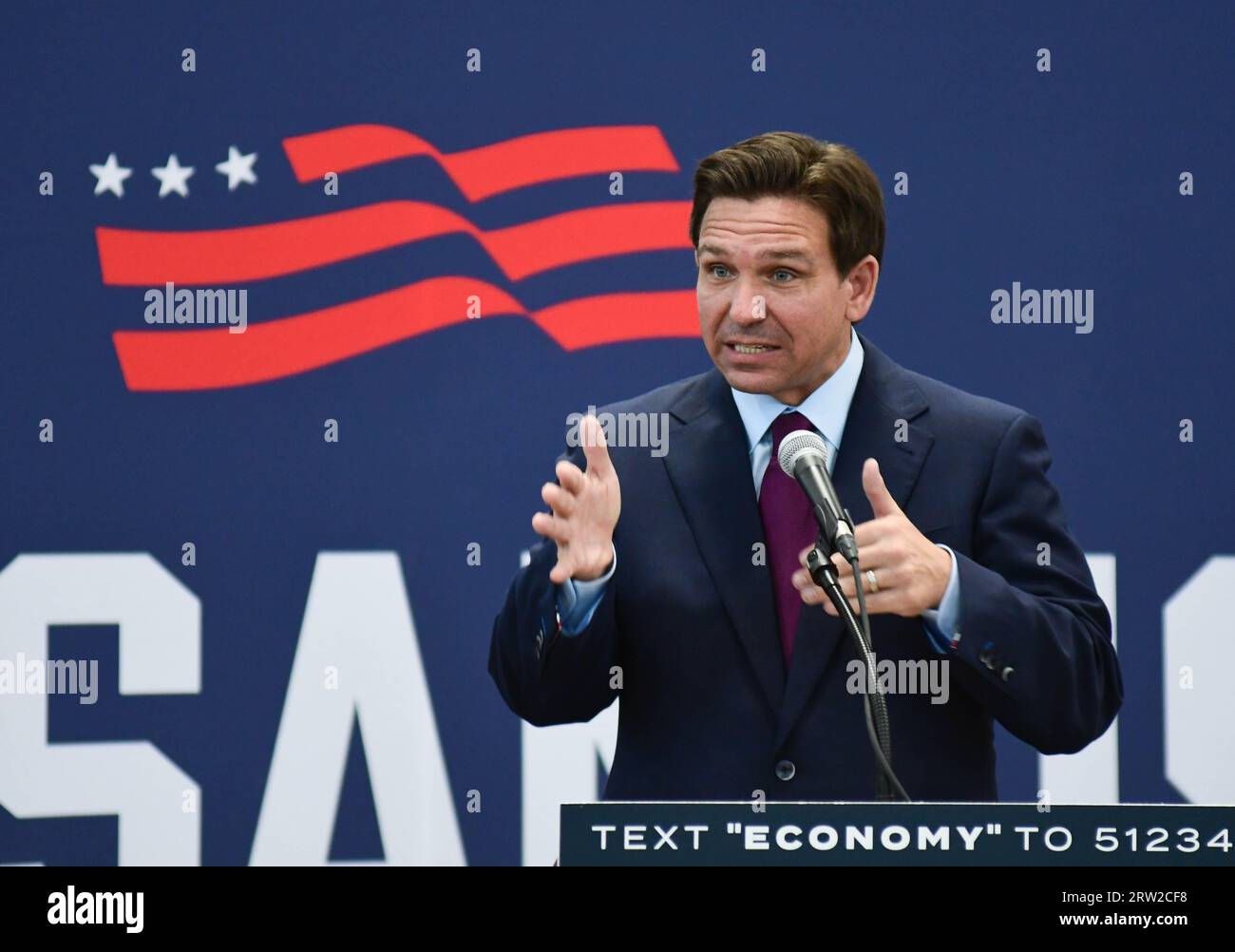 Rochester, N.H., États-Unis, 31 juillet 2023, le gouverneur de Floride Ron DeSantis parle devant un grand panneau de campagne, Andrew Cline. Banque D'Images