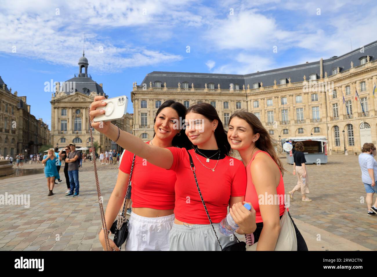 Bordeaux, France. 16 septembre 2023. Journées européennes du patrimoine et coupe du monde de rugby 2023. Fans de rugby du Chili (en rouge), Patagonie, Samoa, France, pays de Galles, Canada... Visitez le magnifique patrimoine architectural de Bordeaux avant d'assister au match de la coupe du monde de rugby Chili-Samoa au stade de Bordeaux. Bordeaux, France, Europe. Photo Hugo Martin/Alamy Live News. Banque D'Images