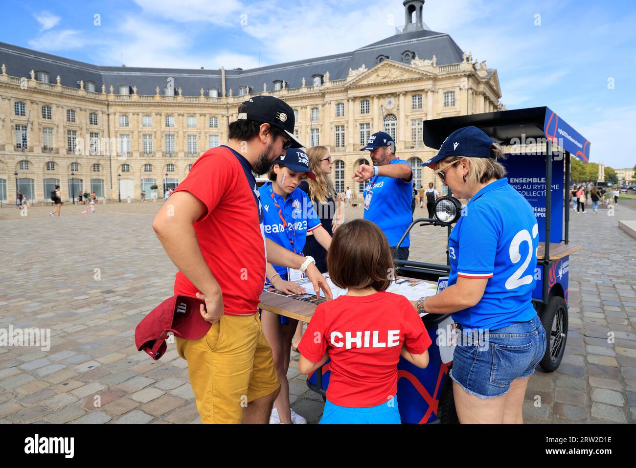 Bordeaux, France. 16 septembre 2023. Journées européennes du patrimoine et coupe du monde de rugby 2023. Fans de rugby du Chili (en rouge), Patagonie, Samoa, France, pays de Galles, Canada... Visitez le magnifique patrimoine architectural de Bordeaux avant d'assister au match de la coupe du monde de rugby Chili-Samoa au stade de Bordeaux. Bordeaux, France, Europe. Photo Hugo Martin/Alamy Live News. Banque D'Images