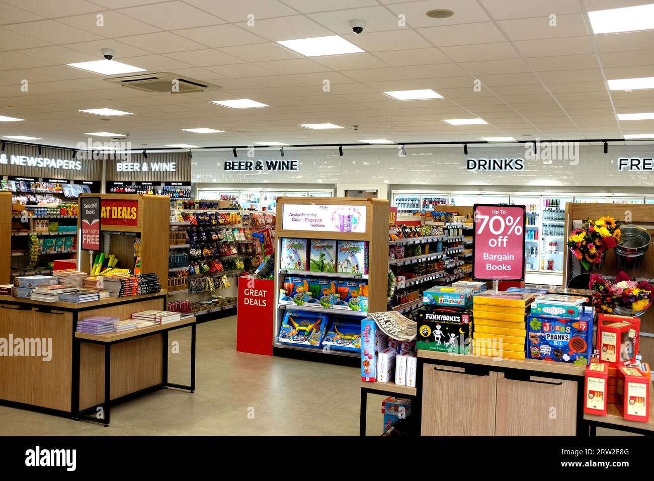 wh smith papeters succursale de magasin de détail, clacket lane services, surrey, royaume-uni septembre 12 2023 Banque D'Images
