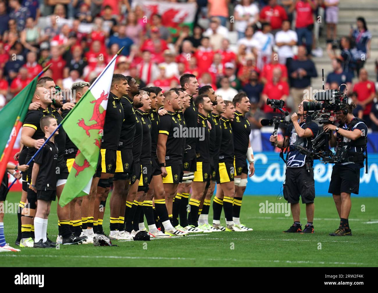 Les joueurs du pays de Galles s'alignent pour chanter leur hymne national avant la coupe du monde de Rugby 2023, match de la poule C au Stade de Nice, en France. Date de la photo : Samedi 16 septembre 2023. Banque D'Images