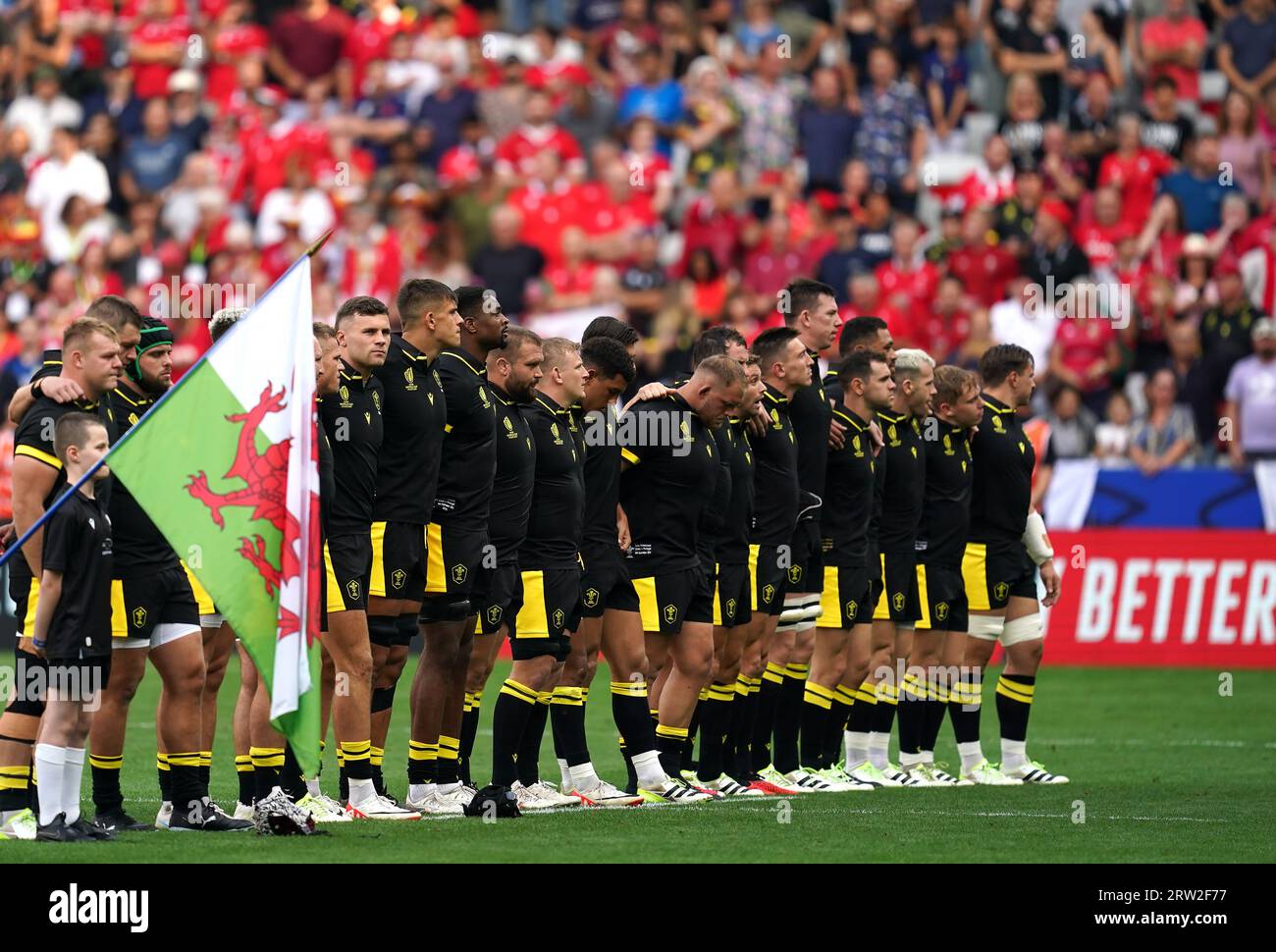 Les joueurs du pays de Galles s'alignent pour chanter leur hymne national avant la coupe du monde de Rugby 2023, match de la poule C au Stade de Nice, en France. Date de la photo : Samedi 16 septembre 2023. Banque D'Images