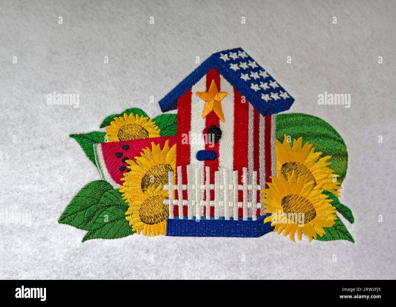 maison d'oiseau patriotique, rouge, blanc, bleu, tournesols, tranche de pastèque, thème de l'été, tissu de feutre blanc, broderie, art, artisanat, coloré, pr Banque D'Images