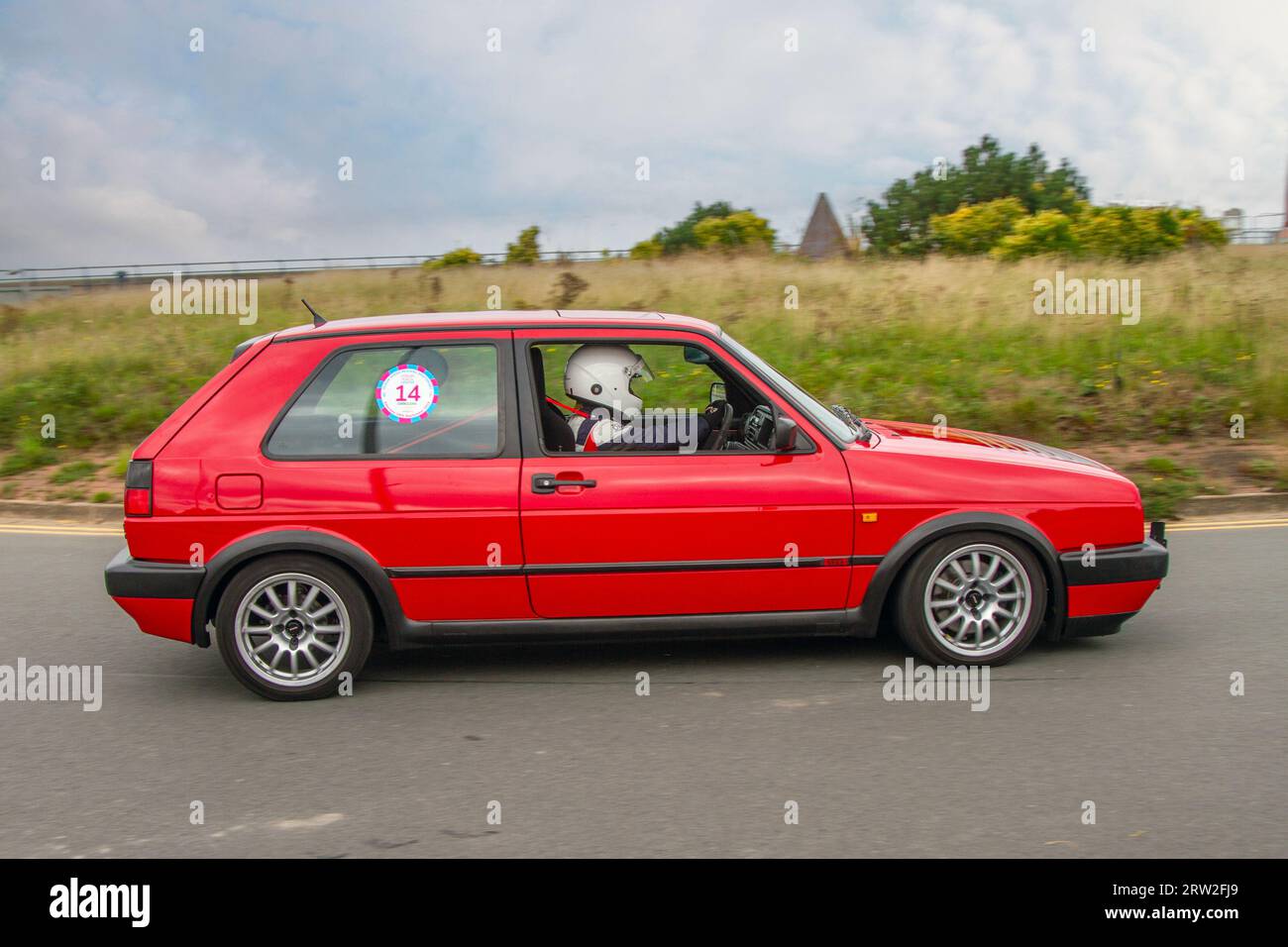 Années 1992 90 Rouge VW Volkswagen Golf GTI 16V Rouge voiture Hatchback essence 1781 cc ; Speed Revival Southport Sprint événement sur Marine Drive, classique et vitesse sur une route publique fermée parcours de sprint historique Coastal Road, Merseyside, Royaume-Uni Banque D'Images