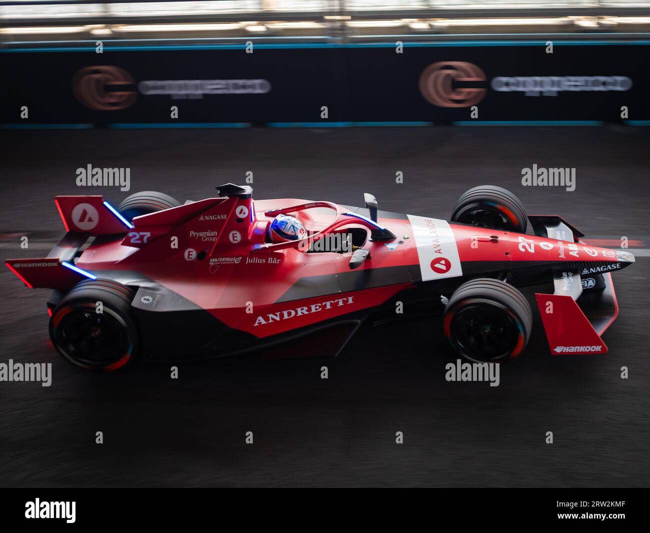 Jake Dennis, champion du monde de Formule ABB FIA 2023 lors de l'E-Prix de Londres 2023, au volant de l'Avalanche Andretti dans l'Excel Arena. Banque D'Images