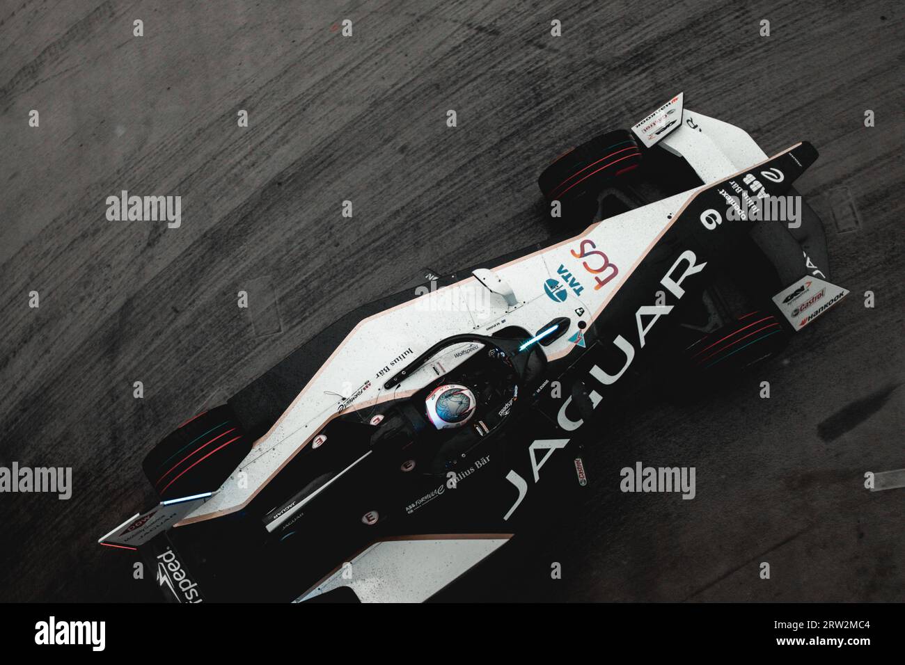Le pilote Jaguar TCS Racing Mitch Evans entre dans la section extérieure du circuit lors de l'E Prix de Londres 2023. Banque D'Images
