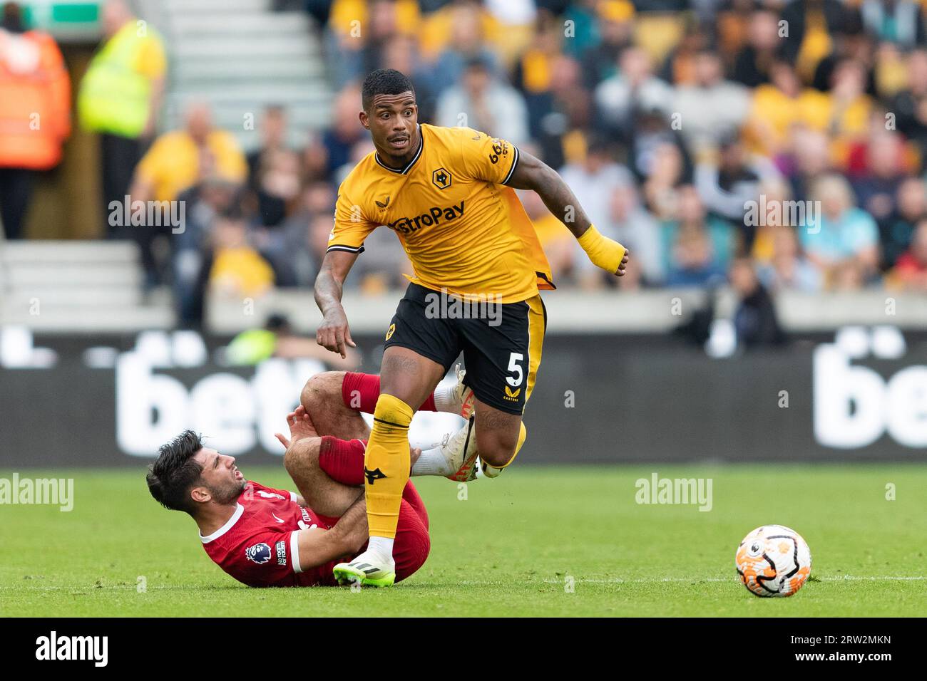 Wolverhampton, Royaume-Uni. 16 septembre 2023. Mario Lemina de Wolves lors du match de Premier League entre Wolverhampton Wanderers et Liverpool à Molineux, Wolverhampton le samedi 16 septembre 2023. (Photo : Gustavo Pantano | MI News) crédit : MI News & Sport / Alamy Live News Banque D'Images