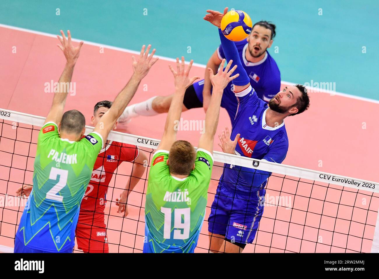 Rome, Italie. 16 septembre 2023. Kevin Tillie, de France, Alen Pajenk et Rok Mozic, de Slovénie, lors de la troisième finale de la CEV EuroVolley Men 2023 entre la France et la Slovénie au Palazzetto dello Sport à Rome (Italie), le 16 septembre 2023. Crédit : Insidefoto di andrea staccioli/Alamy Live News Banque D'Images