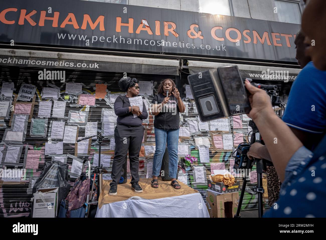 Londres, Royaume-Uni. 16 septembre 2023. Les manifestations se poursuivent devant la boutique Peckham Hair and Cosmetics sur Rye Lane, dans l'est de Londres. Le magasin de coiffure et de beauté du sud-est de Londres est resté fermé depuis mardi 12 après qu'une vidéo diffusée sur les réseaux sociaux semble montrer une bagarre entre une femme noire de 31 ans et le propriétaire masculin de Peckham Hair and Cosmetics, Sohail Sindho, 45 ans, qui semble mettre ses mains autour de sa gorge pendant l'altercation. Crédit : Guy Corbishley/Alamy Live News Banque D'Images
