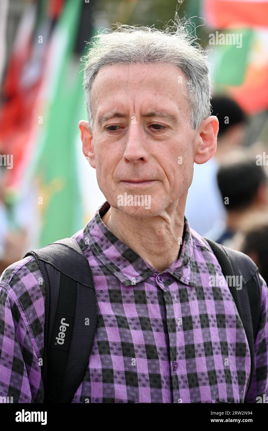 Londres, Royaume-Uni. Peter Tatchell. Rassemblement pour marquer le premier anniversaire de la femme kurde Mahsa Amini, âgée de 22 ans, décédée alors qu'elle était sous la garde de la police des moralités iranienne pour avoir enfreint leur code vestimentaire strict. De nombreux manifestants ont également appelé à la chute des mollahs et au retour de la famille royale iranienne en exil. Trafalgar Square, Westminster. Crédit : michael melia/Alamy Live News Banque D'Images