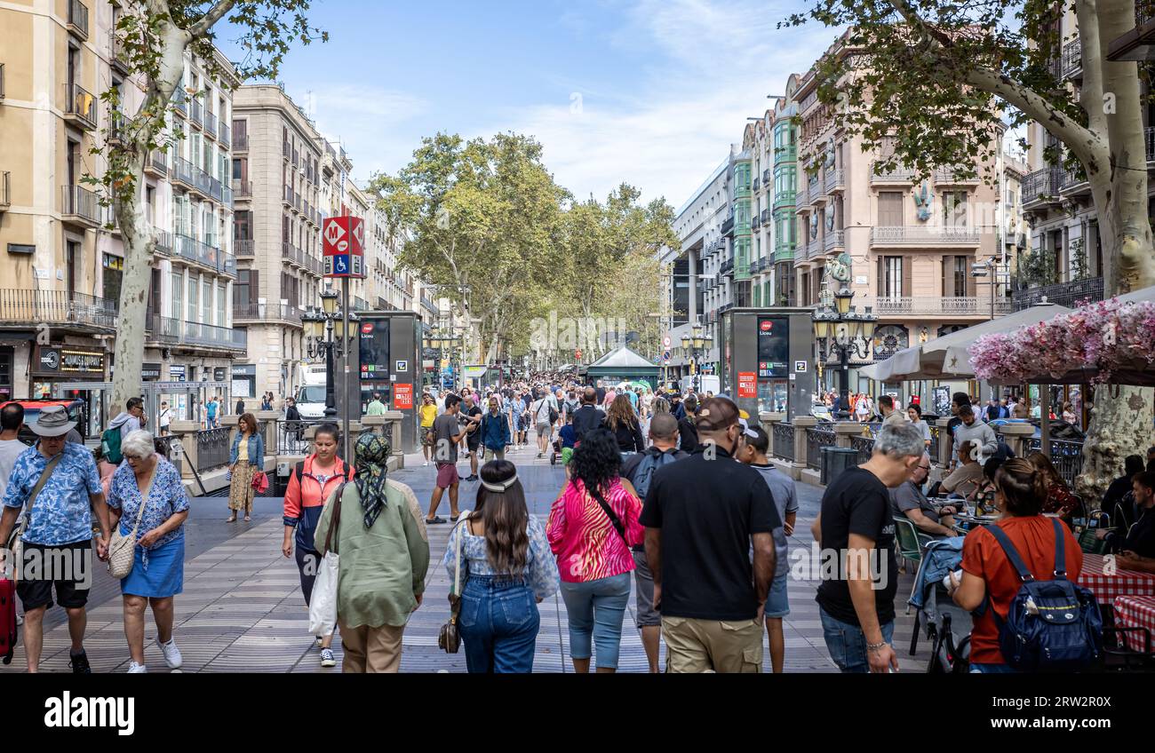 Foule envahissant le boulevard Las Ramblas à Barcelone, Espagne, le 28 août 2023 Banque D'Images