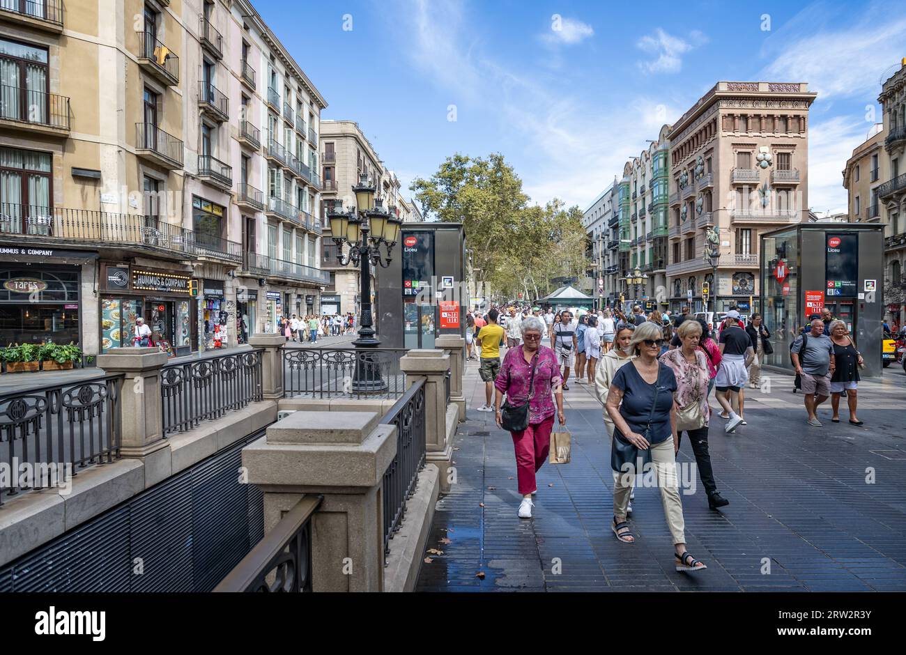 Foule envahissant le boulevard Las Ramblas à Barcelone, Espagne, le 28 août 2023 Banque D'Images