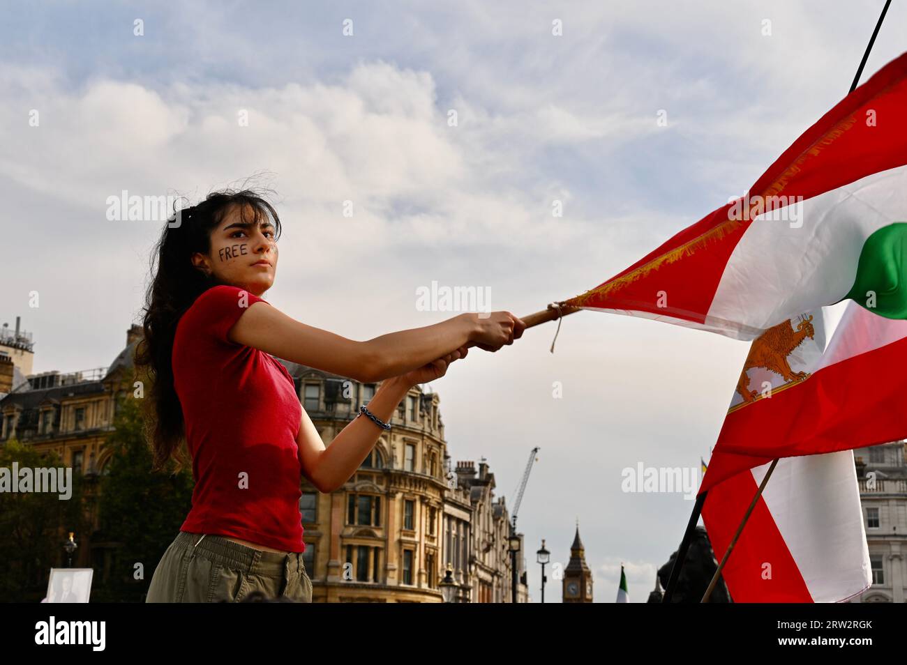 Londres, Royaume-Uni. Rassemblement pour marquer le premier anniversaire de la femme kurde Mahsa Amini, âgée de 22 ans, décédée alors qu'elle était sous la garde de la police des moralités iranienne pour avoir enfreint leur code vestimentaire strict. De nombreux manifestants ont également appelé à la chute des mollahs et au retour de la famille royale iranienne en exil. Trafalgar Square, crédit : michael melia/Alamy Live News Banque D'Images