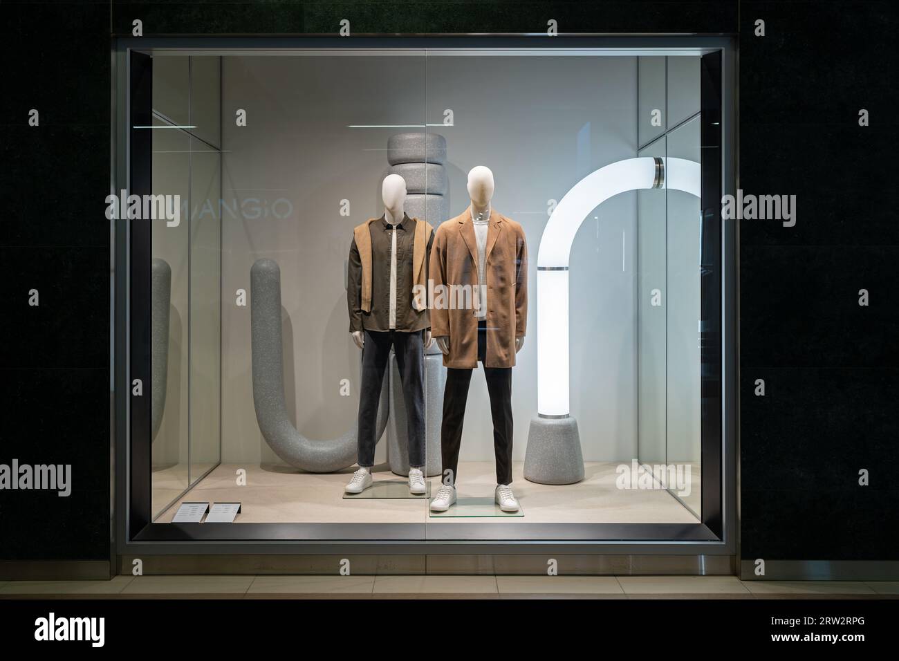 Vitrine de nuit avec des hommes habillés de mannequins. Magasin de vêtements MANGO. Minsk, Biélorussie, 17 septembre 2023 Banque D'Images