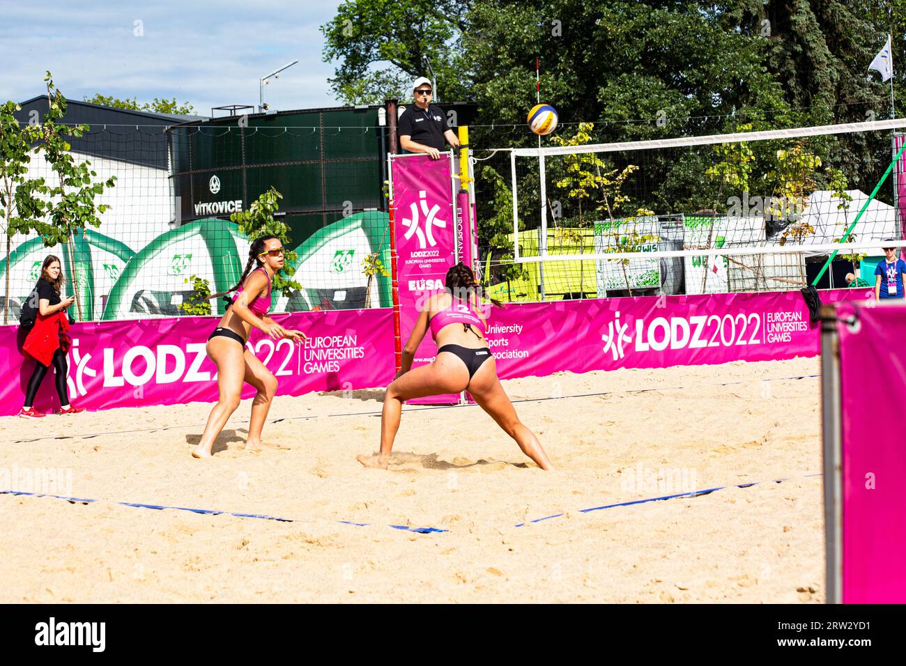 Volley-ball de plage aux Jeux sportifs universitaires européens (EUSG) à Lodz, Pologne, juillet 2022. Il faut être très têtu pour continuer à gagner sur le sable. Banque D'Images