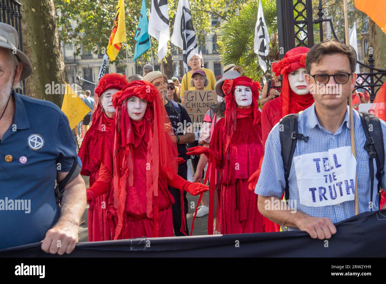 Londres, Royaume-Uni. 16 septembre 2023. Les rebelles rouges se joignent à la marche. Les gens défilent à Londres dans le cadre des actions menées par des millions de personnes dans le monde pour exiger que les dirigeants mondiaux réunis à New York pour le Sommet sur l’ambition climatique du Secrétaire général des Nations Unies prennent les mesures urgentes nécessaires pour une fin juste et équitable de l'utilisation de tous les combustibles fossiles. Peter Marshall/Alamy Live News Banque D'Images