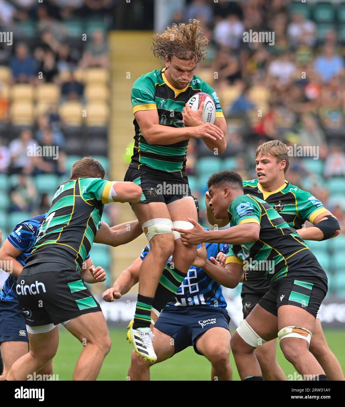 Northampton ANGLETERRE - 16 2023 septembre : Theo Vukasinovic de Northampton Saints avec le ballon lors du match entre Northampton Saints et Cambridge Rugby au Cinch Stadium Franklinn’s Gardens. Northampton Banque D'Images