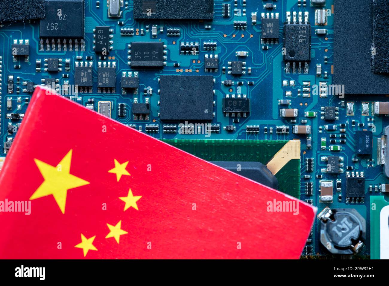 Un concept de technologie chinoise avec drapeau chinois sur le dessus d'une carte de circuit imprimé semi-conducteur. Banque D'Images