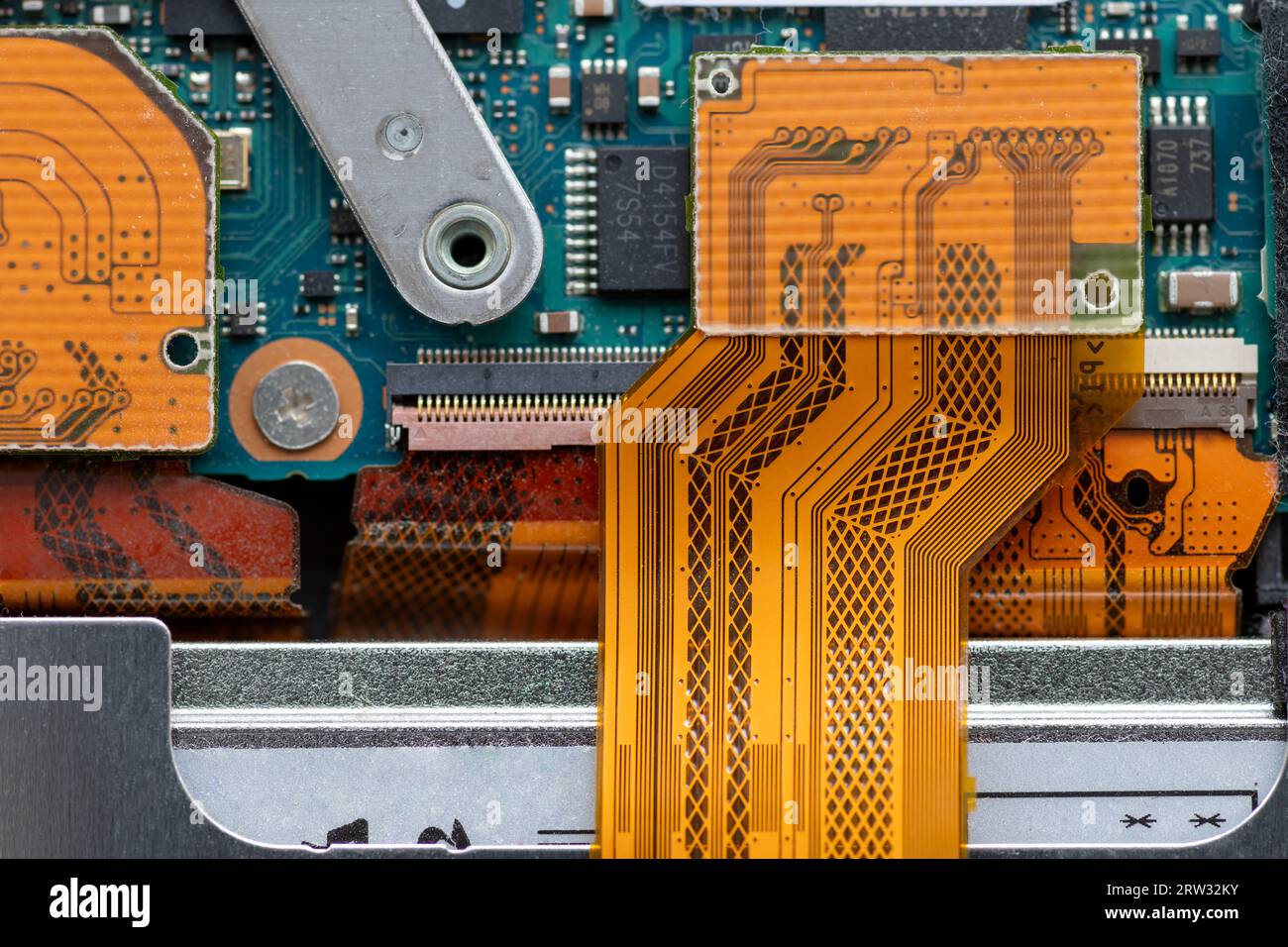 L'intérieur d'un dispositif électronique montrant la carte de circuit imprimé semi-conducteur, la puce et diverses pièces. Banque D'Images