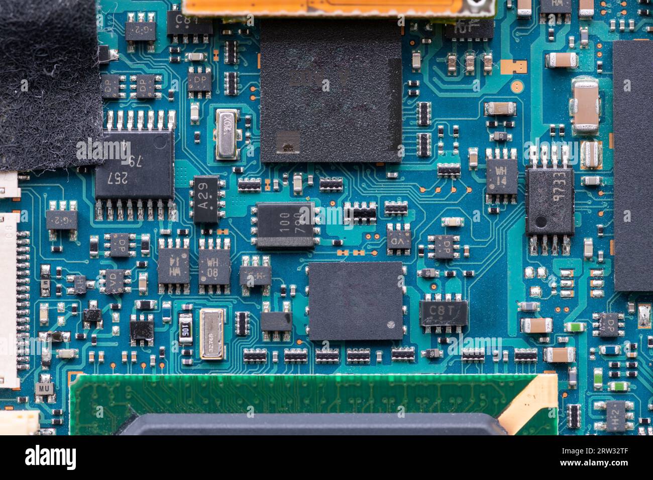 L'intérieur d'un dispositif électronique montrant la carte de circuit imprimé semi-conducteur, la puce et diverses pièces. Banque D'Images