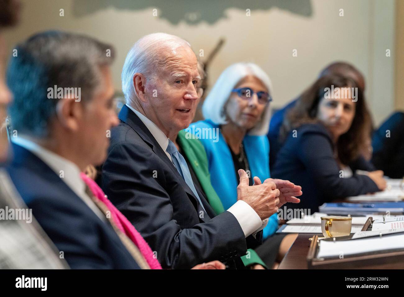 Washington, États-Unis. 13 septembre 2023. Le président américain Joe Biden prononce une allocution lors d'une réunion avec le cabinet du cancer et la première dame Jill Biden dans la salle du cabinet de la Maison Blanche, le 13 septembre 2023, à Washington, D.C. Biden a annoncé 240 millions de dollars dans de nouveaux projets dans le cadre du programme cancer Moonshot. Crédit : Adam Schultz/White House photo/Alamy Live News Banque D'Images