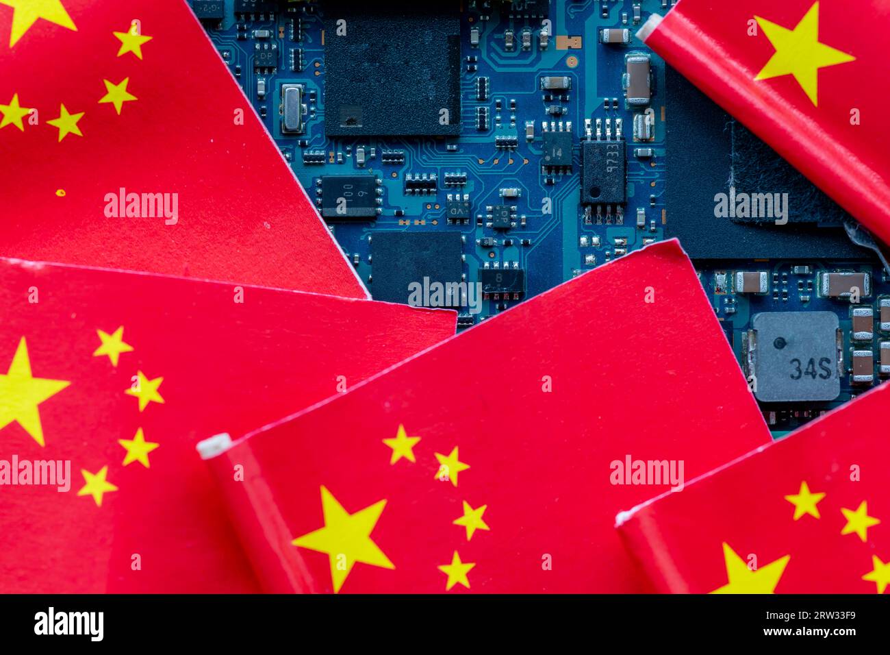 Un concept de technologie chinoise avec des drapeaux chinois sur le dessus d'une carte de circuit imprimé semi-conducteur. Banque D'Images