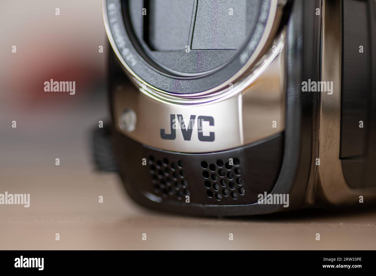Londres. UK- 09.13.2023. Le signe de nom et le logo de la société technologique japonaise JVC sur l'un de ses produits. Banque D'Images