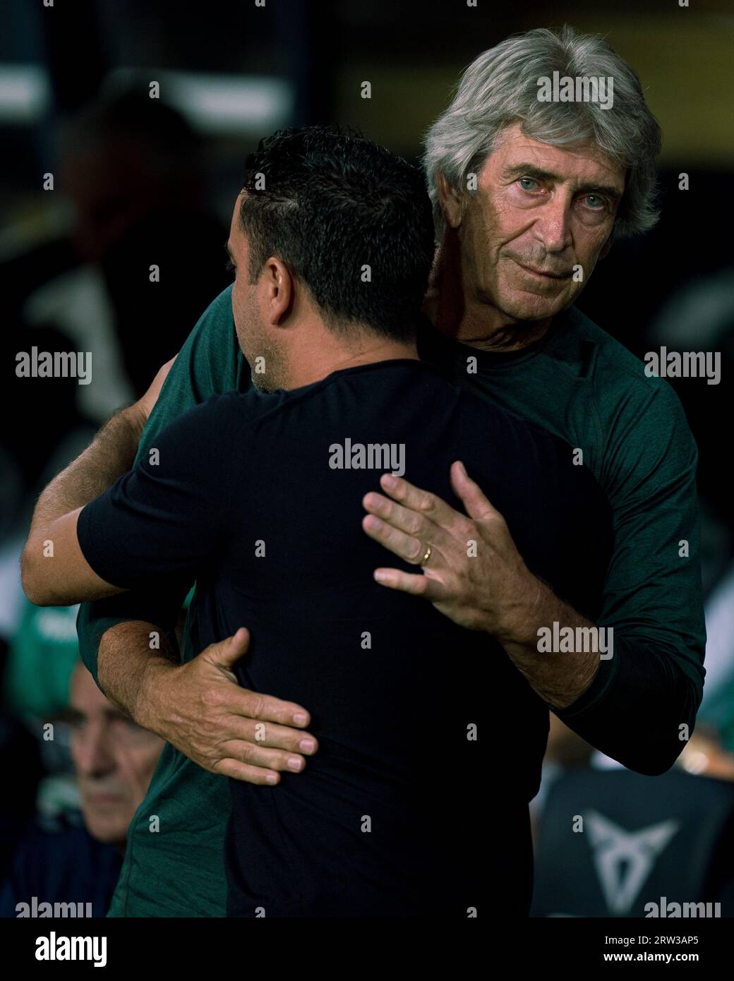 Barcelone, Espagne, 16, septembre 2023. Espagnol LaLiga EA Sports : FC Barcelona v Real Betis. Xavi Hernández (entraîneur-chef) embrasse Manuel Pellegrini. Crédit : Joan G/Alamy Live News Banque D'Images
