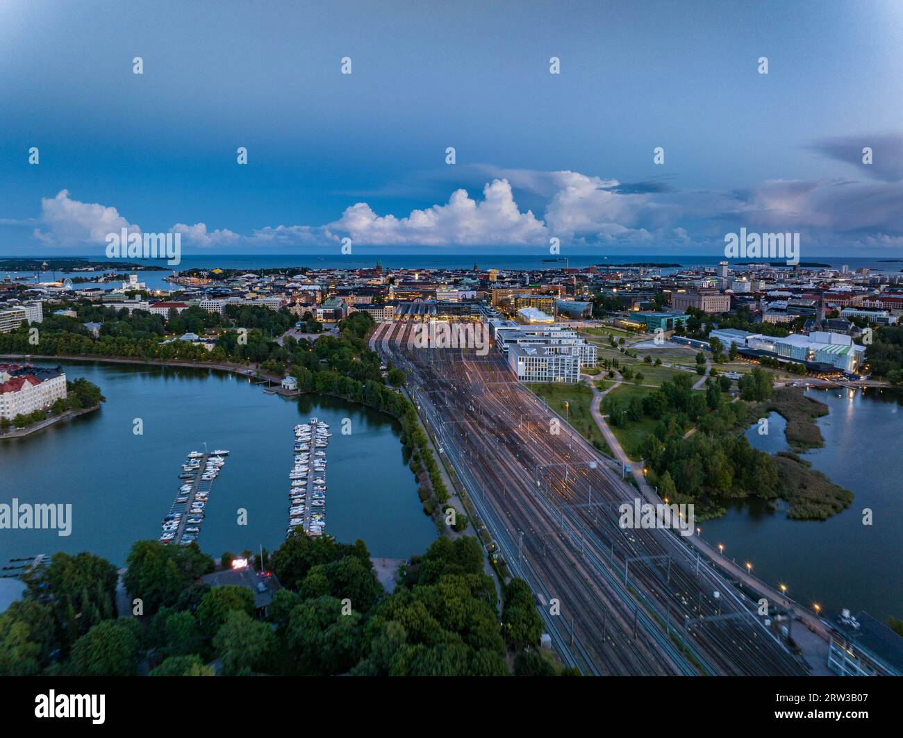 Gare principale au crépuscule. Vue aérienne de la capitale finlandaise, des infrastructures de transport et des monuments du centre-ville. Helsinki, Finlande Banque D'Images