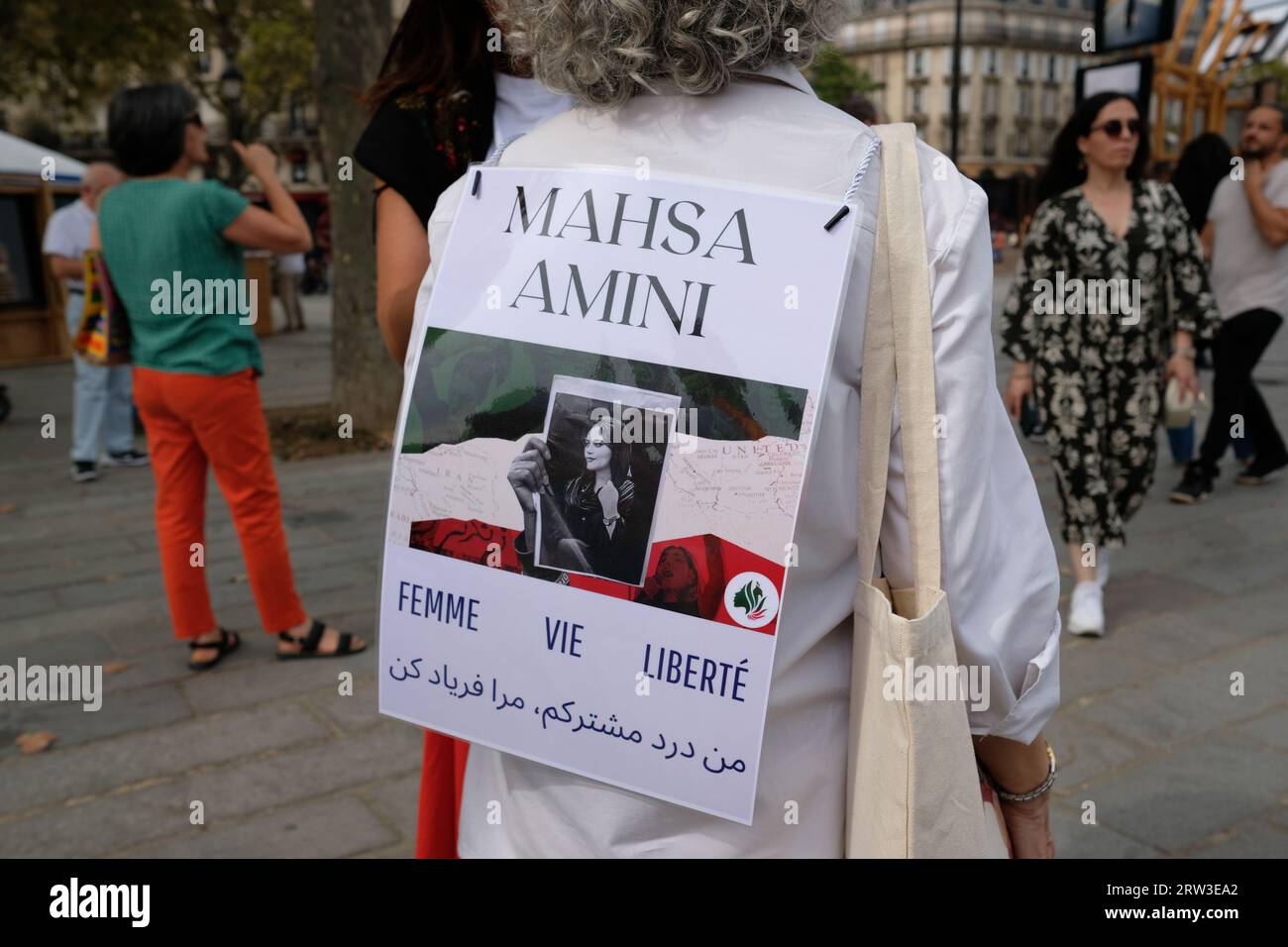 Manifestation à Paris pour le 1er anniversaire de la mort de Mahsa Amini en Iran.plusieurs censeurs centaines de personnes au départ du cortège à la Bastille Banque D'Images