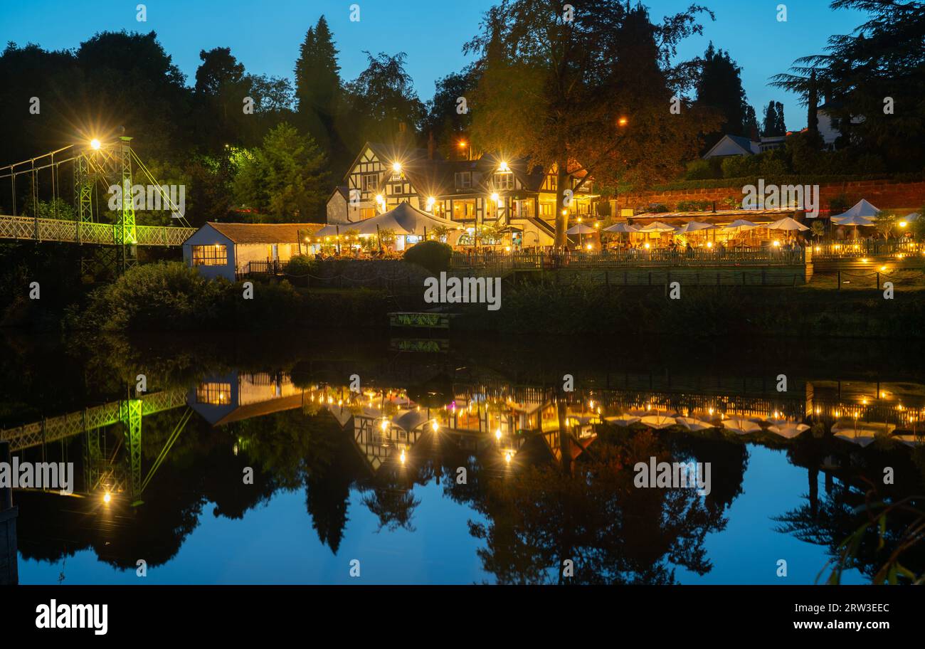 The Boathouse Pub/Restaurant, Shrewsbury, Shropshire. Adjacent au pont suspendu de Port Hill sur la rivière Severn. Photo prise en septembre 2023. Banque D'Images